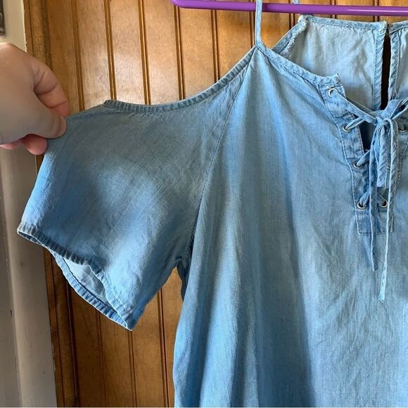 Paper Crane Chambray Cold shoulder Top - Women Small - Picture 6 of 9